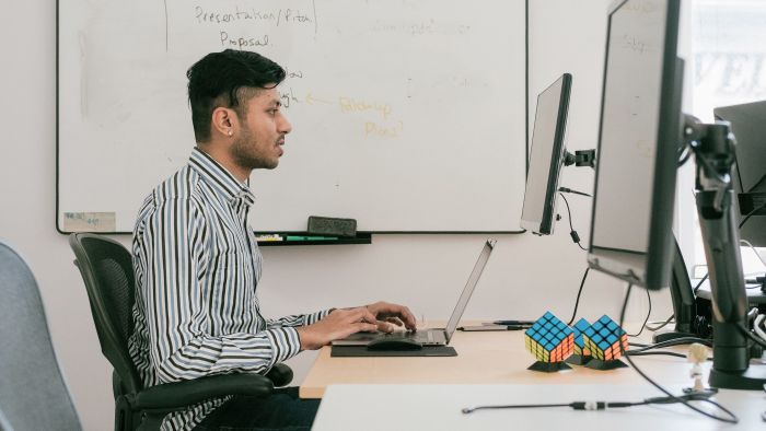 Jigarius at his desk